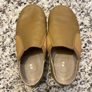 Size 13.5 tan jazz shoe